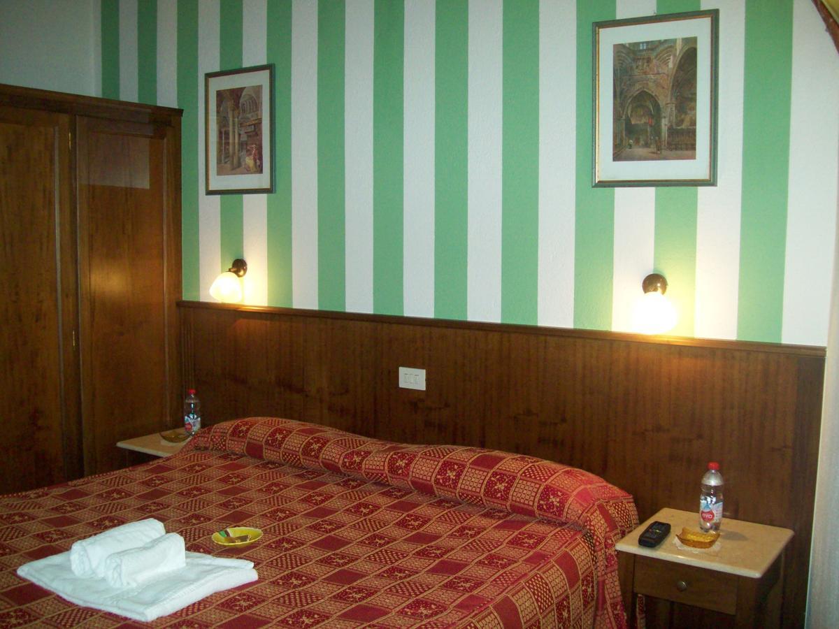 Hotel Excalibur Revello Buitenkant foto