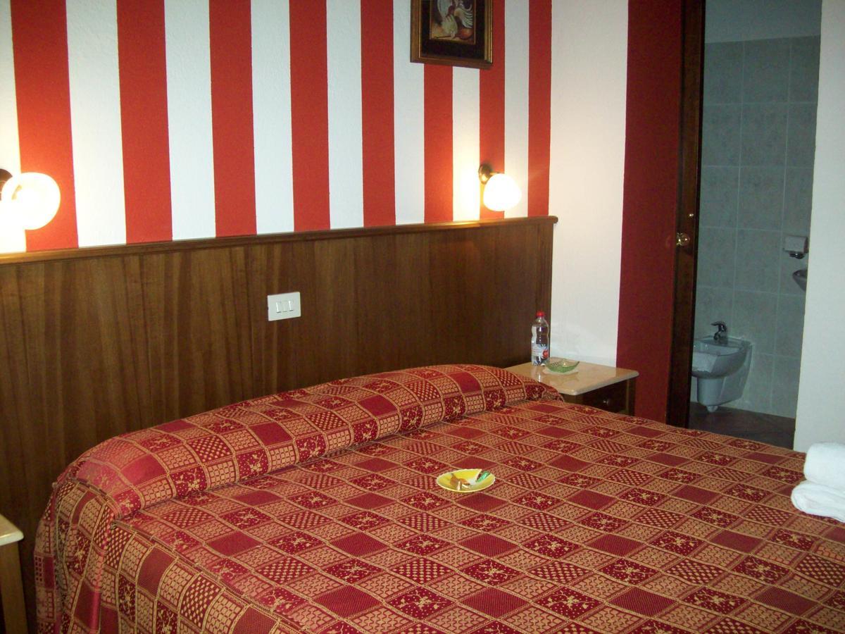Hotel Excalibur Revello Buitenkant foto