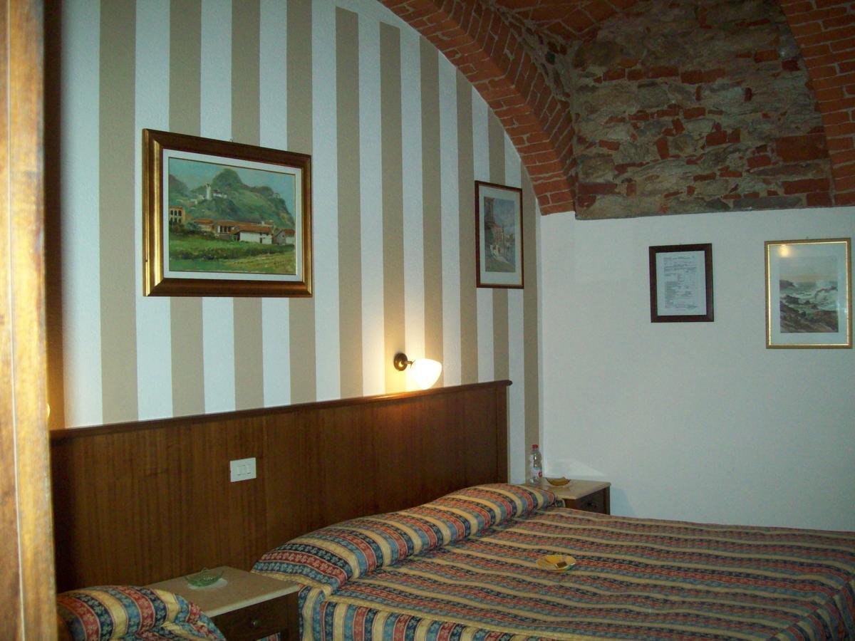Hotel Excalibur Revello Buitenkant foto