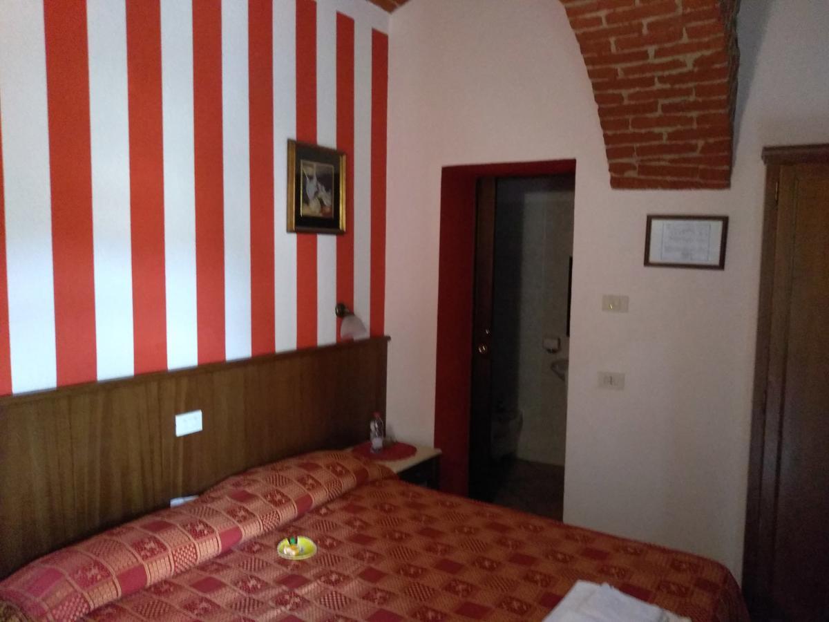 Hotel Excalibur Revello Buitenkant foto